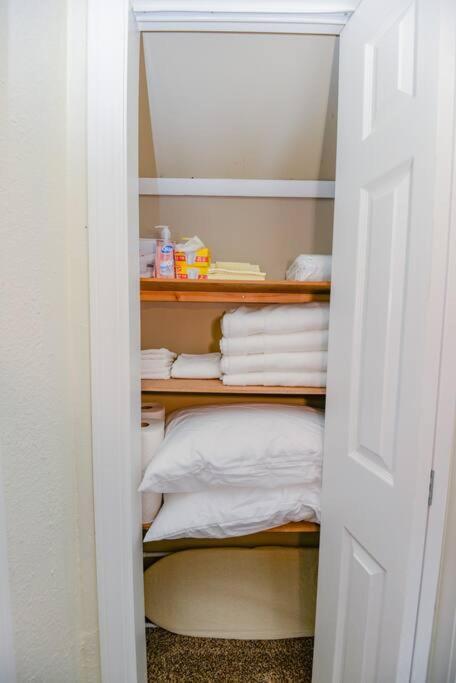 2 Bedroom Apartment Near Ndsu And Downtown Фарго Экстерьер фото